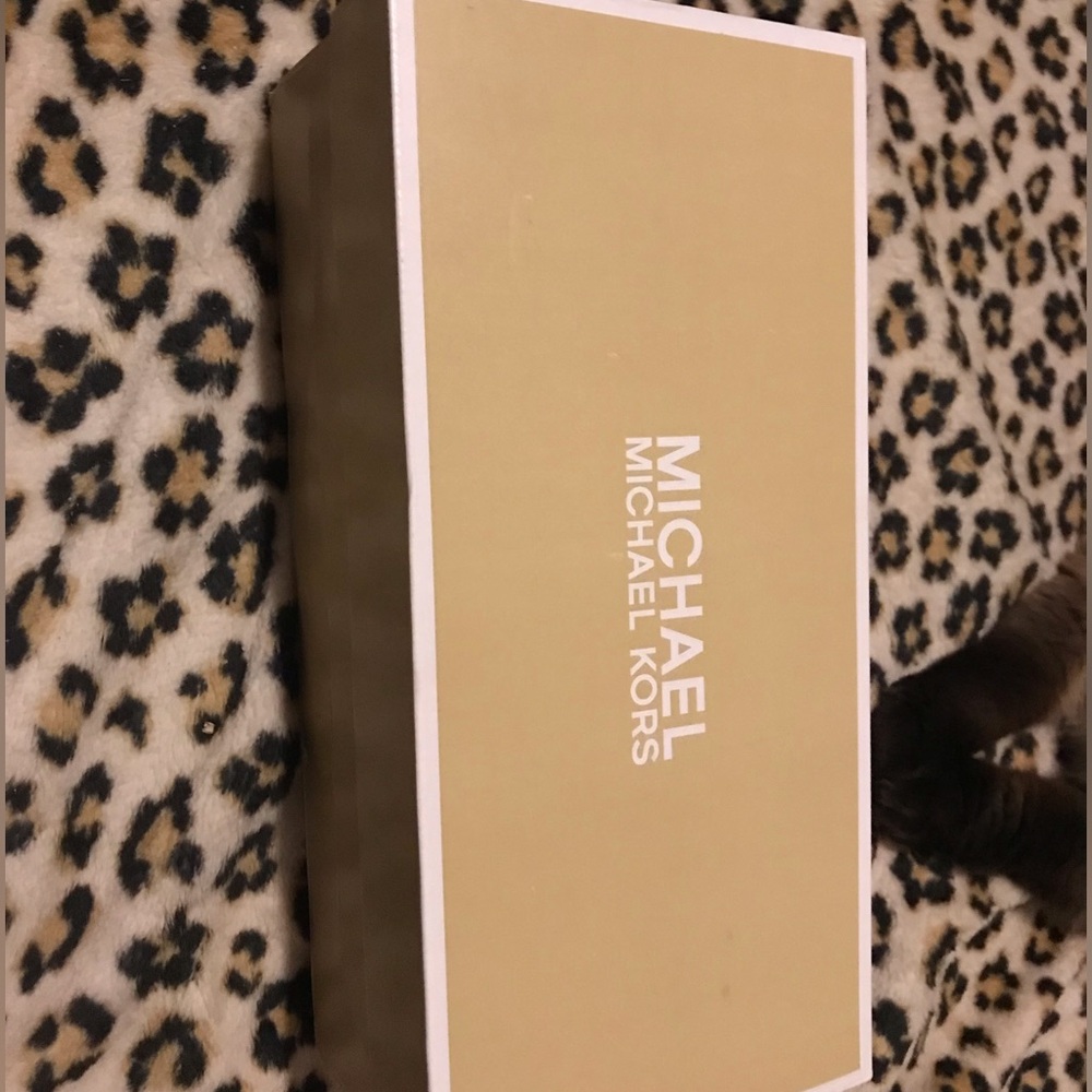 Michael Kors NWT Alina Flex Pointed Toe Kitten Heel Pump in Size 7 - HOST PICK ๐ - Picture 16 of 16